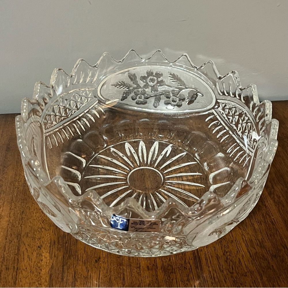 Vintage Flora Crystal Bowl. Made in Yugoslavia, 24%lead Crystal Clear 8.5"